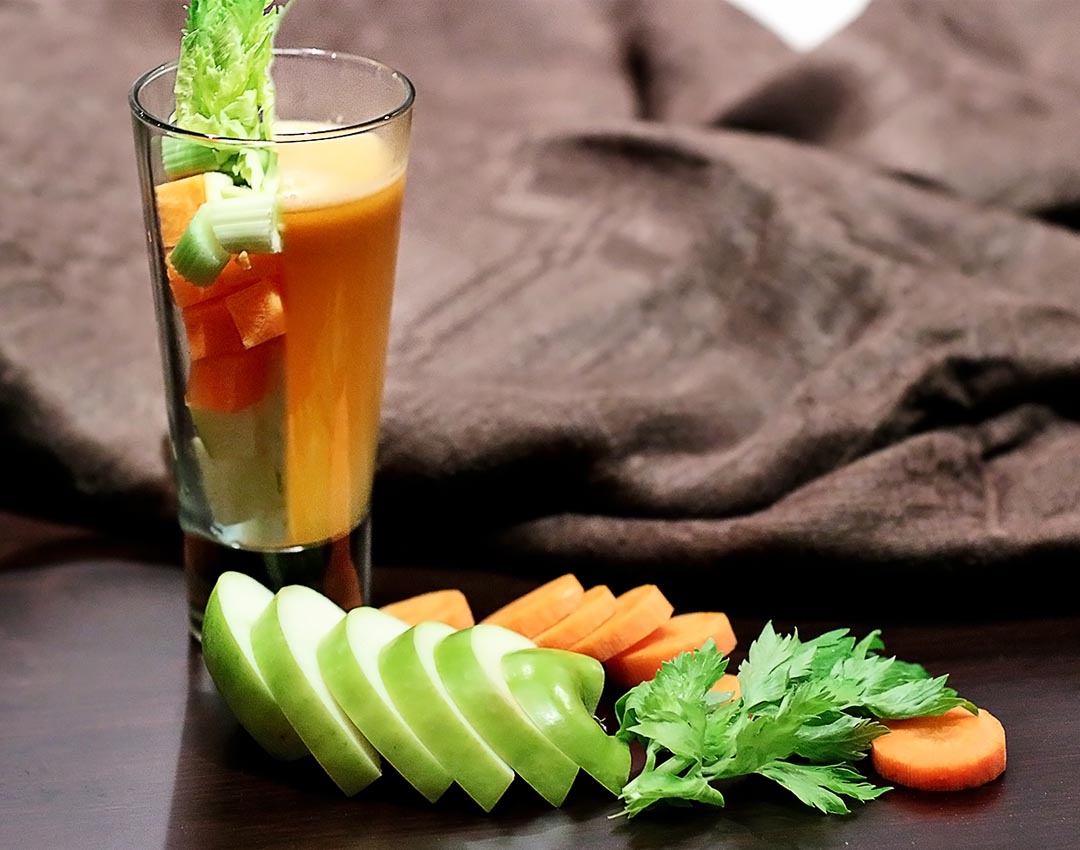 Свежевыжатый сок из сельдерея с морковью