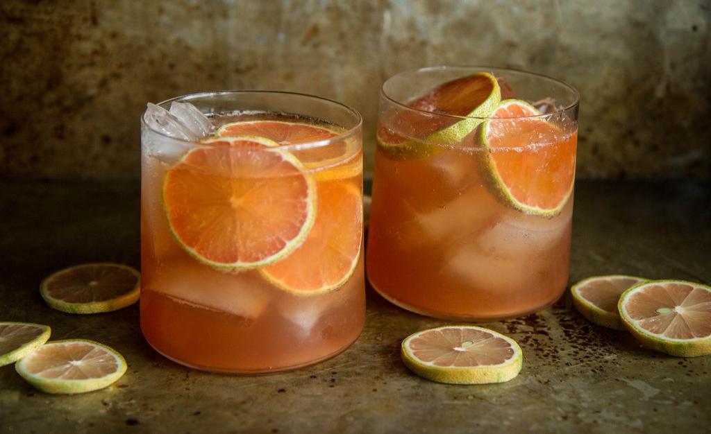 Свежевыжатый лимонно-грейпфрутовый сок