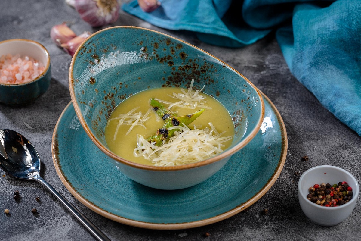 Суп-пюре из новозеландской  спаржи с сыром «Пармезан»