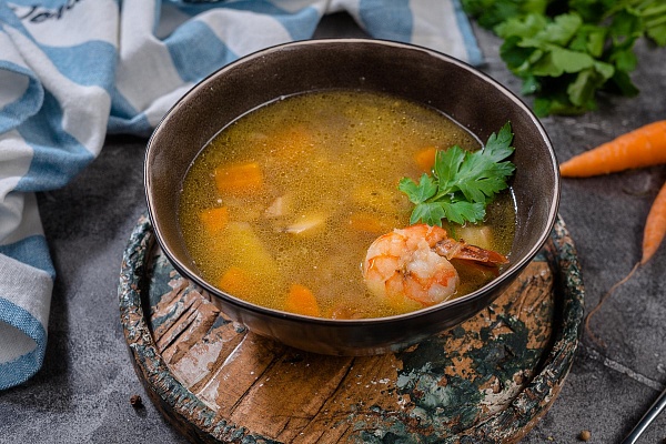 Похлебка с белыми грибами, креветками и ароматной зеленью