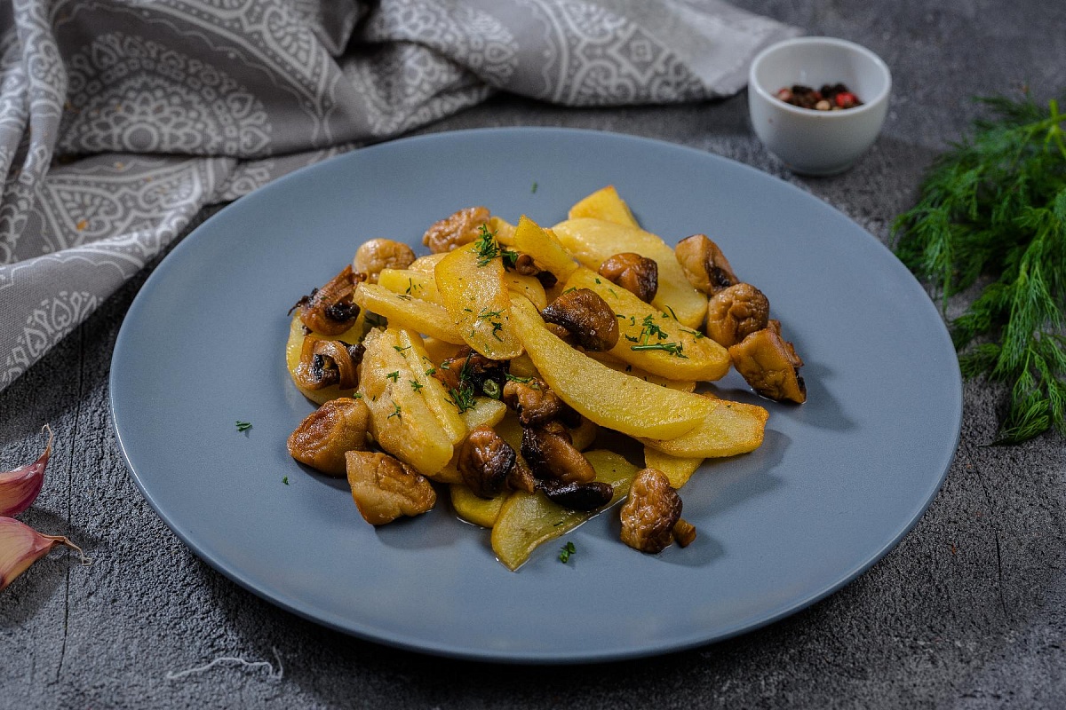 Жареный картофель  с грибами и луком