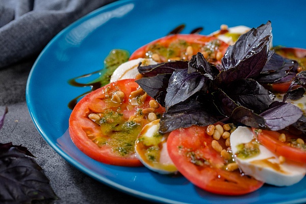 Салат «Капрезе» с моцареллой