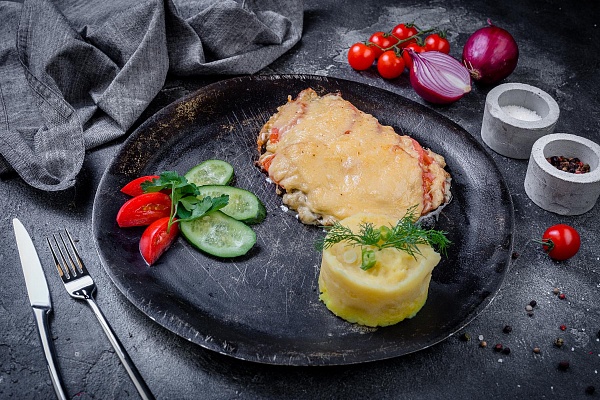 Мясо по-французски из филе индейки с гарниром