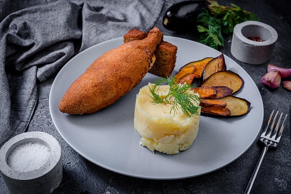 Котлета по-киевски с гарниром